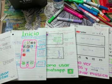 La creativa idea de una joven para explicarle a su abuela cómo funciona su móvil La creativa idea de una joven para explicarle a su abuela cómo funciona su móvil
