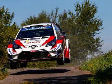 Ott Tänak lidera por un estrecho margen sobre Neuville Ott Tänak lidera por un estrecho margen sobre Neuville