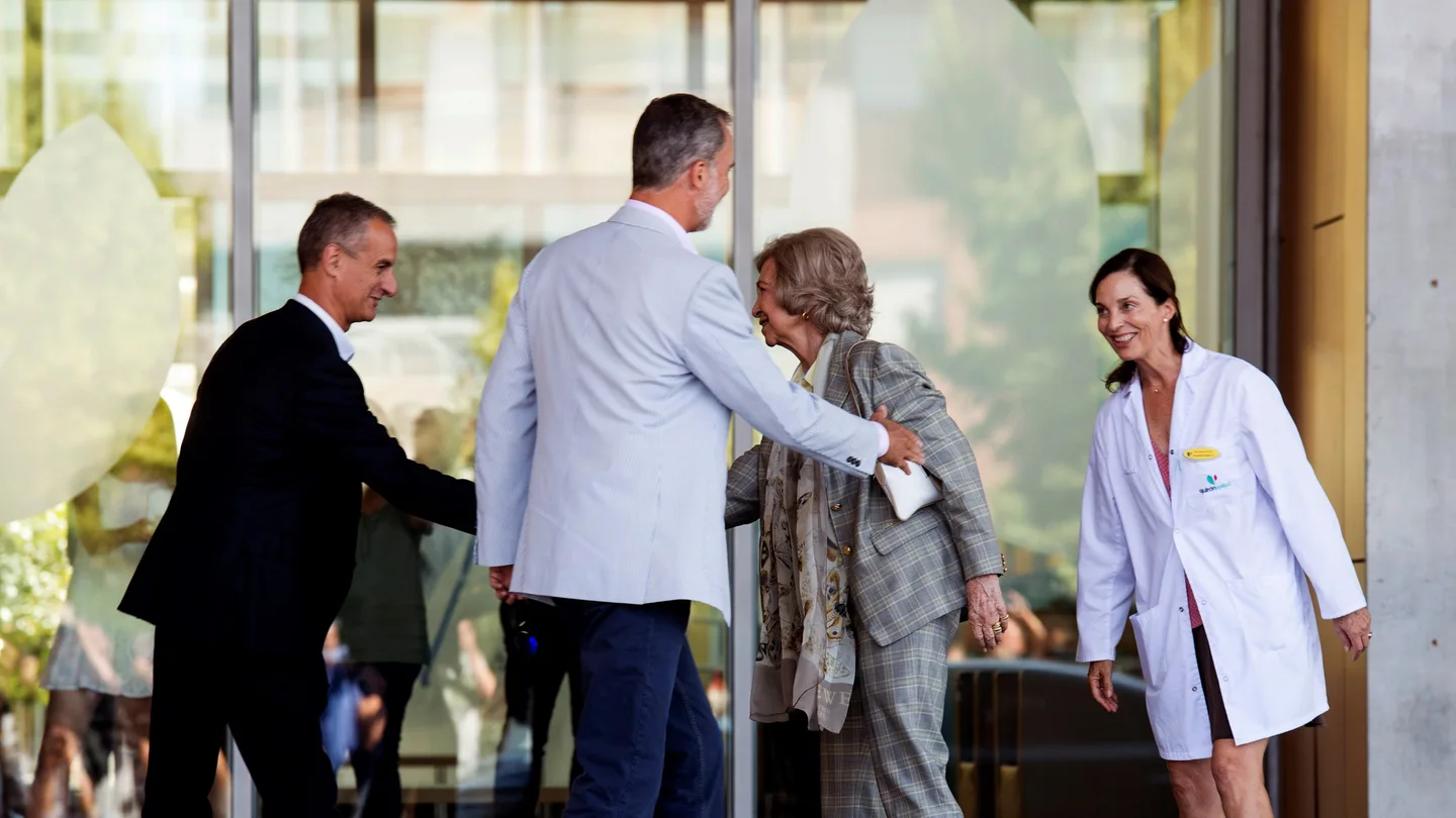 El Rey Felipe VI y la Reina Sofía a las puertas del hospital El Rey Felipe VI y la Reina Sofía a las puertas del hospital