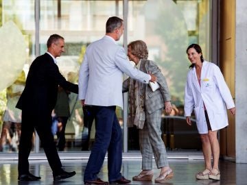 El Rey Felipe VI y la Reina Sofía a las puertas del hospital El Rey Felipe VI y la Reina Sofía a las puertas del hospital