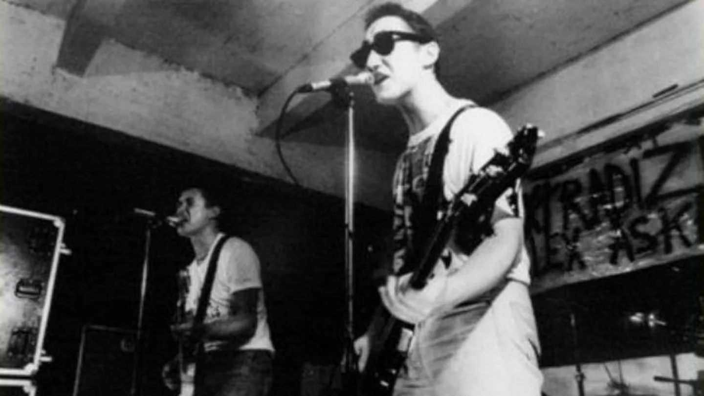 Concierto de Kortatu en el Gaztetxe de Egia, en el año 1987. Iñigo se encuentra a la derecha Concierto de Kortatu en el Gaztetxe de Egia, en el año 1987. Iñigo se encuentra a la derecha
