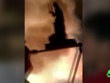 La imagen de una virgen se incendia en plena procesión y acaba en el suelo con los cofrades a la carrera La imagen de una virgen se incendia en plena procesión y acaba en el suelo con los cofrades a la carrera