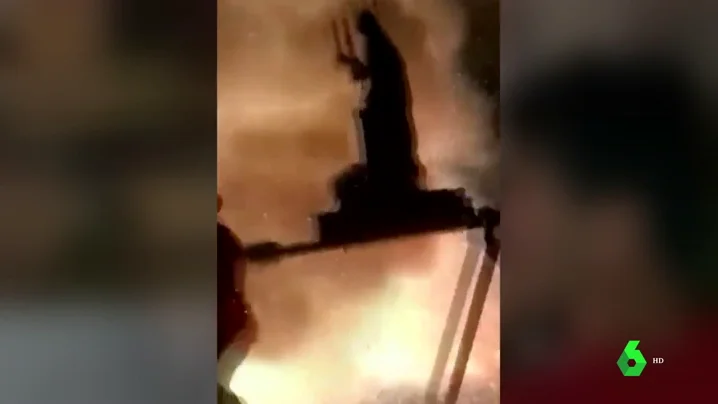 La imagen de una virgen se incendia en plena procesión y acaba en el suelo con los cofrades a la carrera