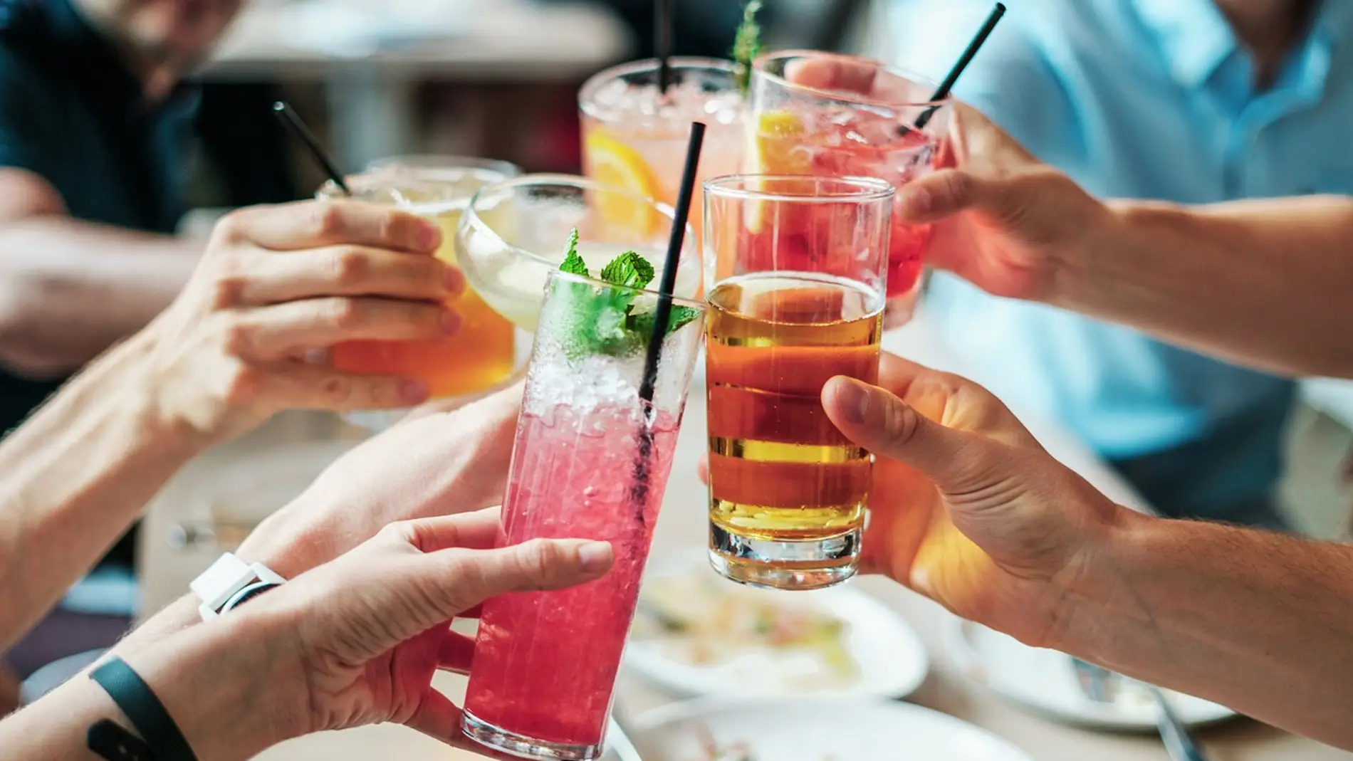 personas bebiendo refrescos y alcohol