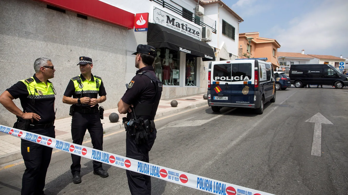 La Policía Nacional y Local controlan la zona junto al cadáver de la mujer de 81 años que ha sido encontrada muerta La Policía Nacional y Local controlan la zona junto al cadáver de la mujer de 81 años que ha sido encontrada muerta