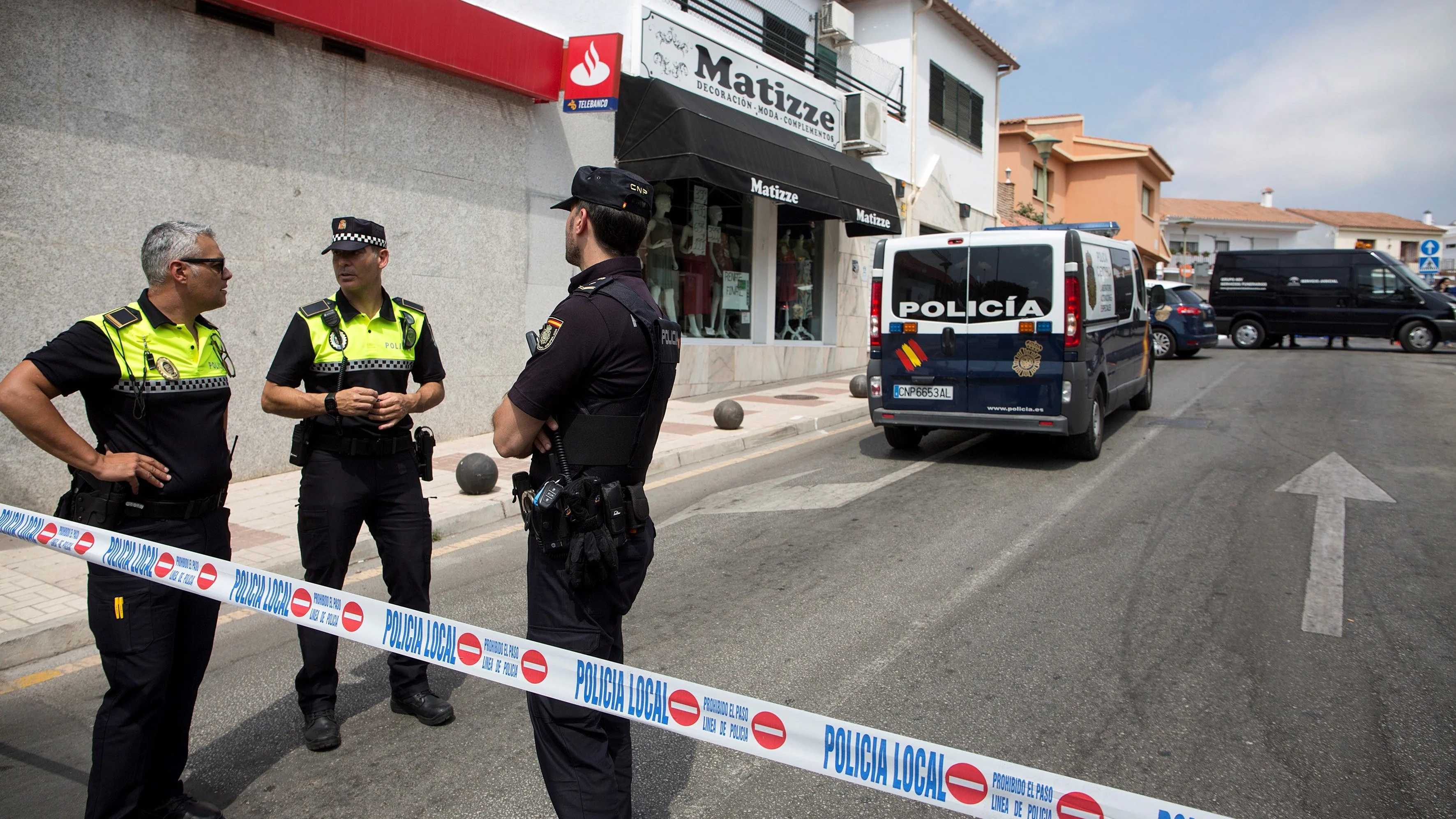 La Policía Nacional y Local controlan la zona junto al cadáver de la mujer de 81 años que ha sido encontrada muerta 