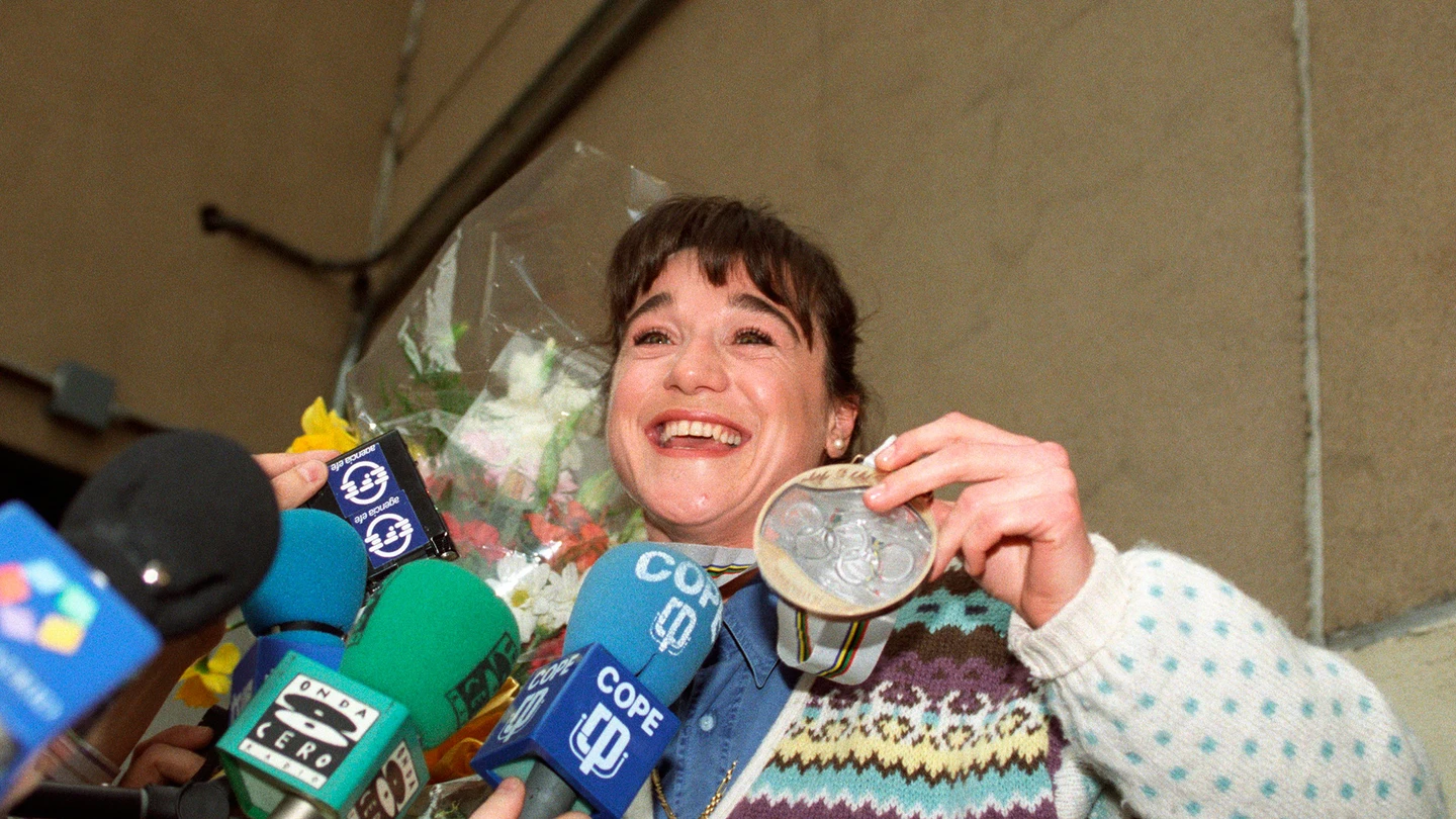Fotografía de archivo de Blanca Fernández Ochoa a su llegada al aeropuerto de Barajas, tras ganar la medalla de bronce en el eslalon de los Juegos Olímpicos de Albertville, Francia Fotografía de archivo de Blanca Fernández Ochoa a su llegada al aeropuerto de Barajas, tras ganar la medalla de bronce en el eslalon de los Juegos Olímpicos de Albertville, Francia