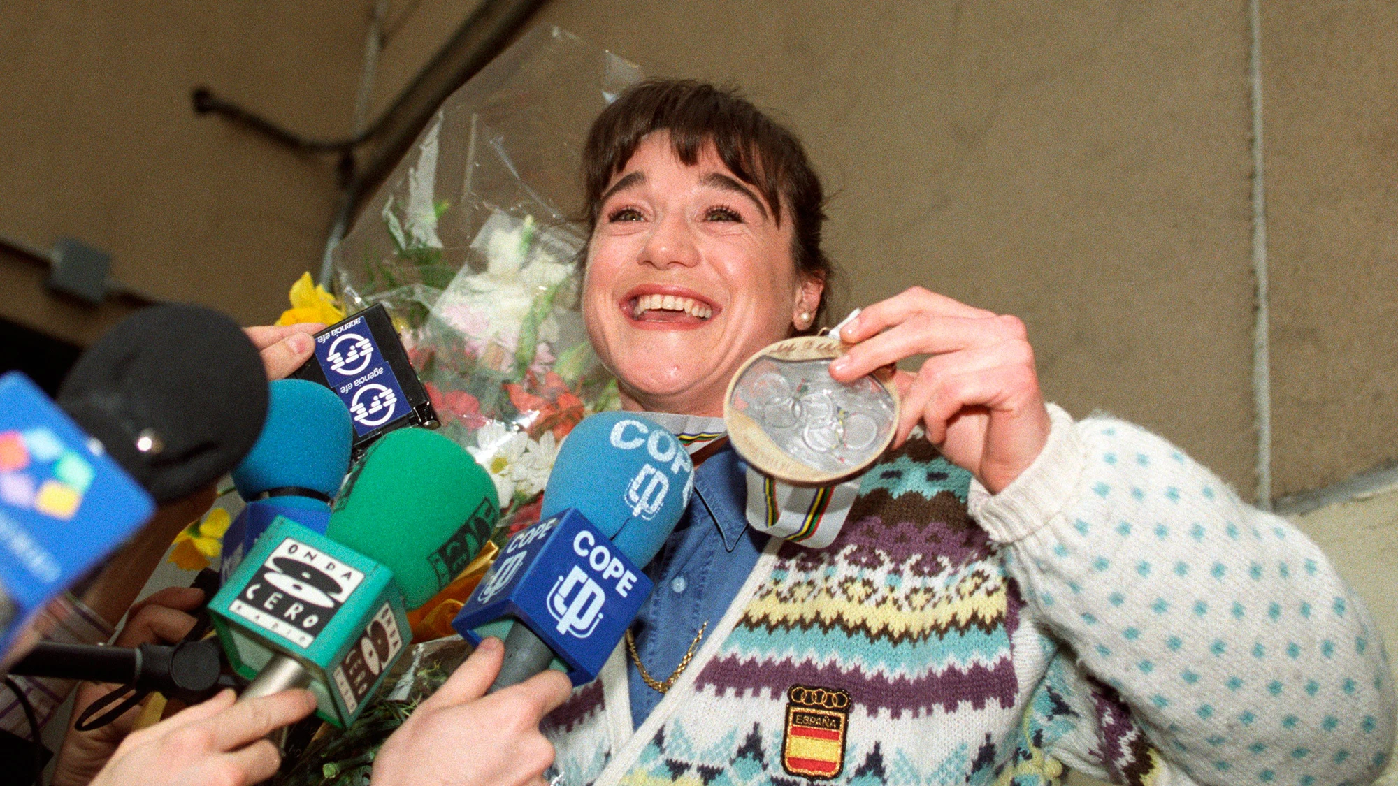 Fotografía de archivo de Blanca Fernández Ochoa a su llegada al aeropuerto de Barajas, tras ganar la medalla de bronce en el eslalon de los Juegos Olímpicos de Albertville, Francia