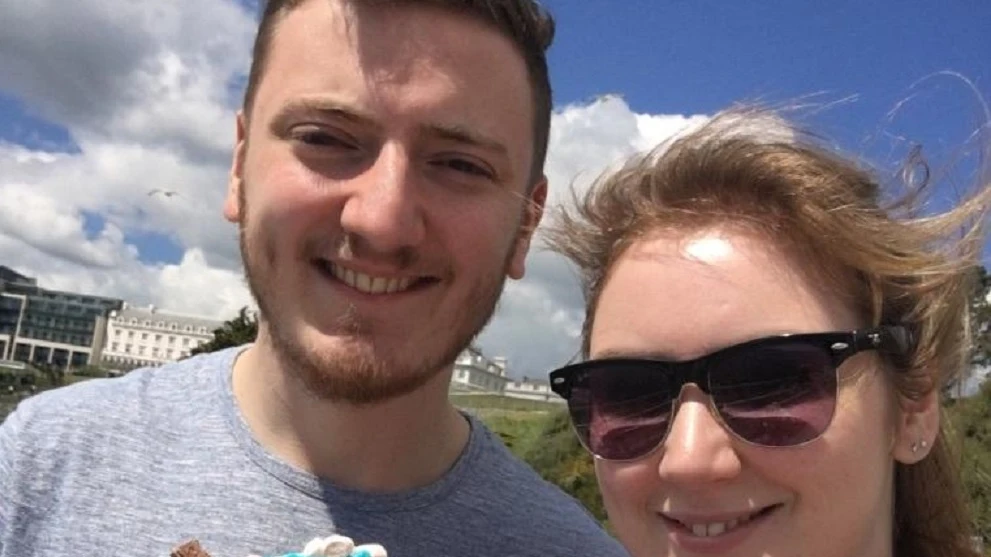Jack Burgess, junto a su hermana Sophie