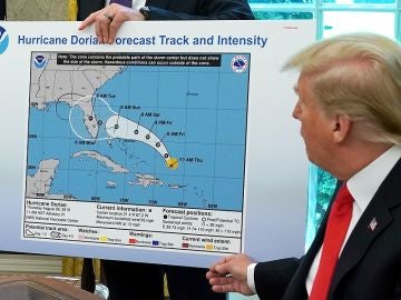 Trump muestra el mapa con el que asegura el paso de Dorian por Alabama Trump muestra el mapa con el que asegura el paso de Dorian por Alabama