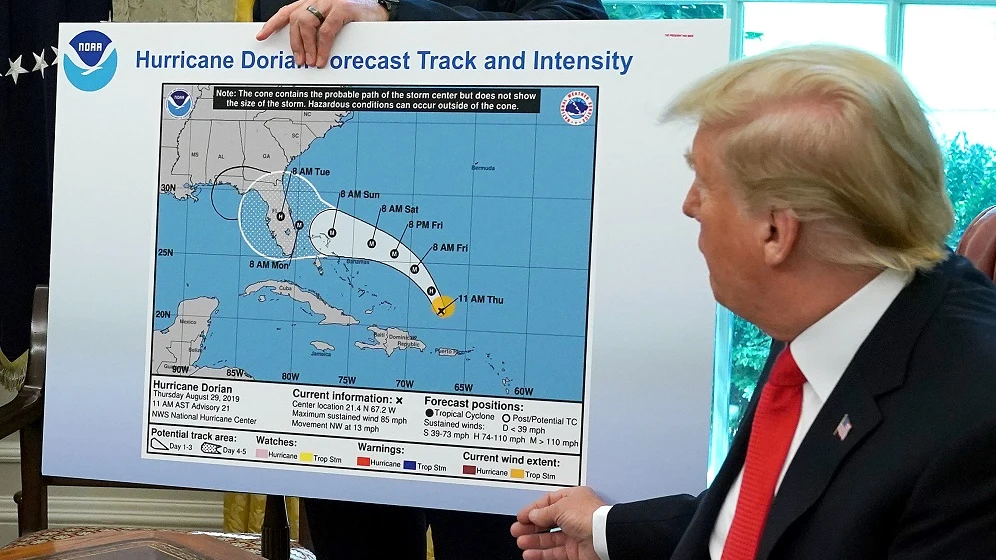 Trump muestra el mapa con el que asegura el paso de Dorian por Alabama