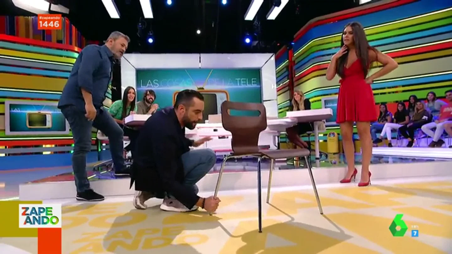 El 'zasca' de Dani Mateo a Miki Nadal en el reto de levantar una silla ZAPEANDO