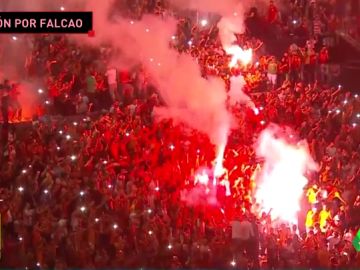 Locura en la presentación de Falcao con el Galatasaray: DJ, espectáculo de luces y muchas bengalas Locura en la presentación de Falcao con el Galatasaray: DJ, espectáculo de luces y muchas bengalas