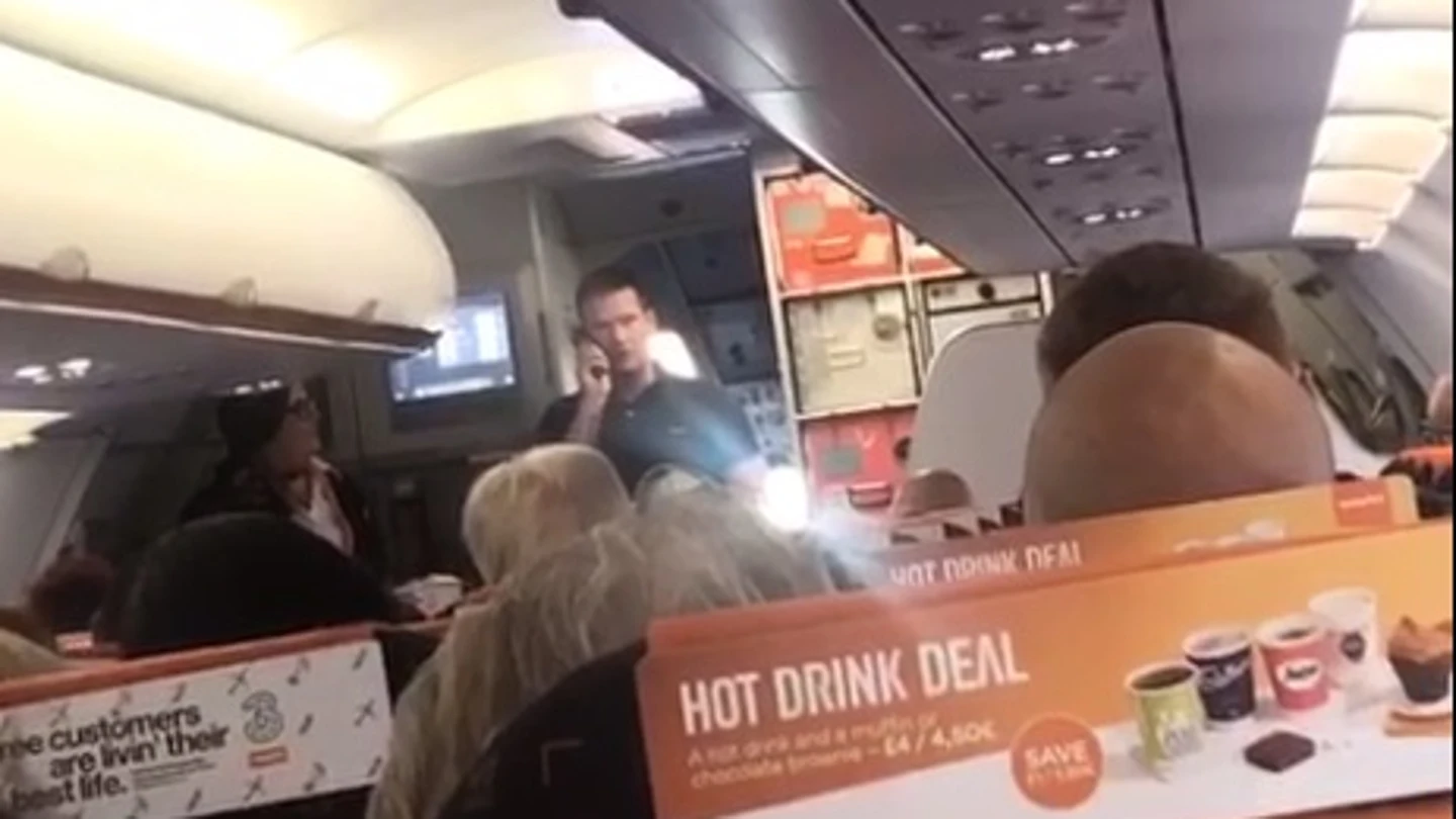 Un pasajero pilota el avión en el que viajaba para evitar que cancelasen su vuelo Un pasajero pilota el avión en el que viajaba para evitar que cancelasen su vuelo