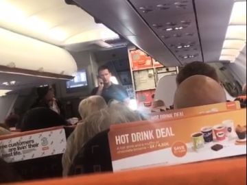 Un pasajero pilota el avión en el que viajaba para evitar que cancelasen su vuelo Un pasajero pilota el avión en el que viajaba para evitar que cancelasen su vuelo