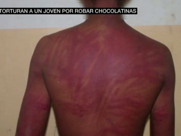 Latigazos y amenazas de muerte: graban la brutal tortura a un menor por robar chocolatinas Latigazos y amenazas de muerte: graban la brutal tortura a un menor por robar chocolatinas