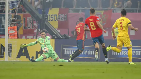 Paco Alcácer dispara ante Tatarusanu. Paco Alcácer dispara ante Tatarusanu.