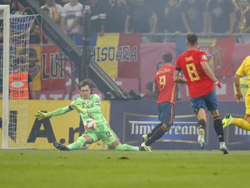 Paco Alcácer dispara ante Tatarusanu. Paco Alcácer dispara ante Tatarusanu.