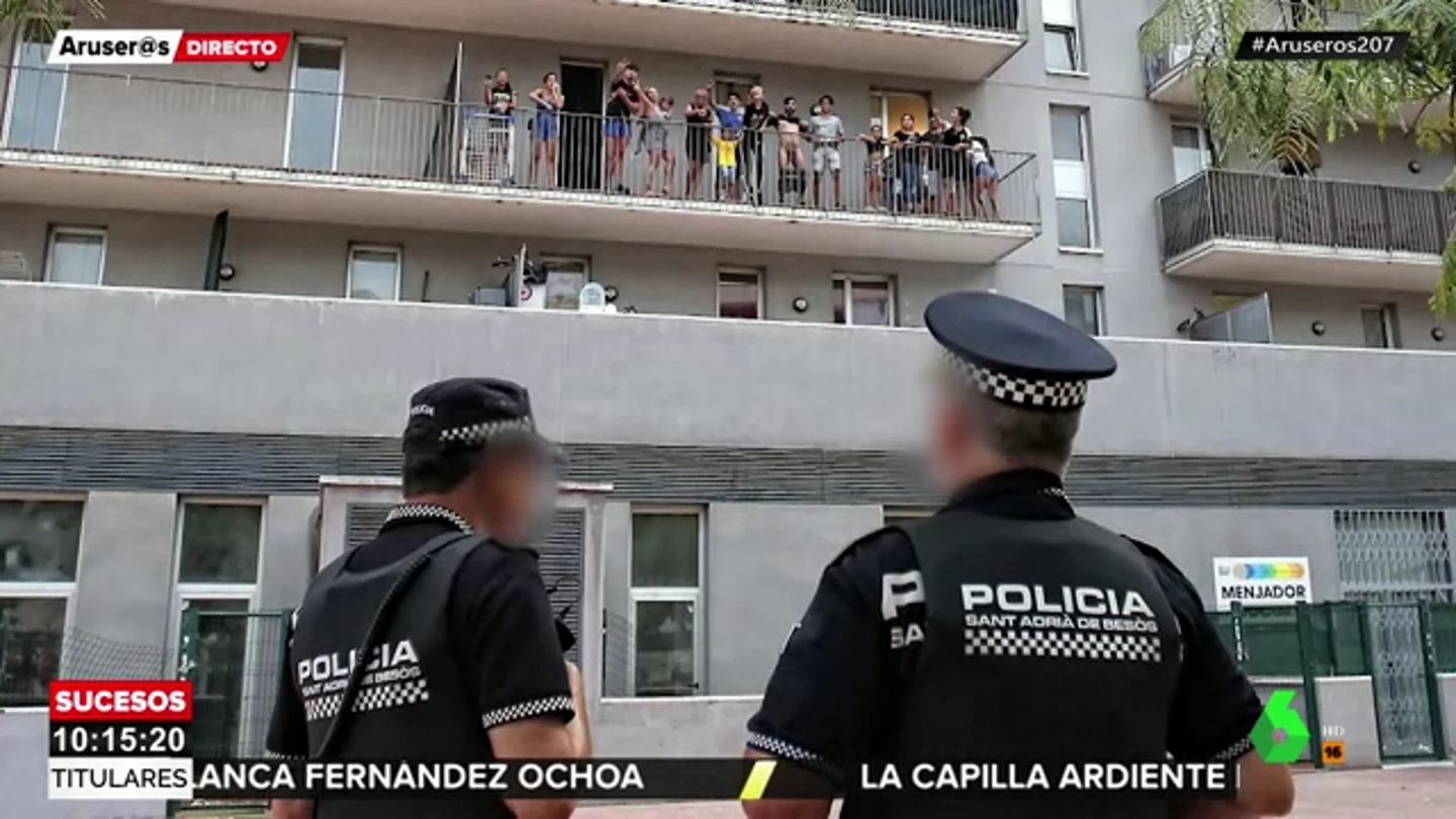 Los familiares del autor del apuñalamiento mortal en Puerto Olímpico de Barcelona reciben desnudos a la Policía Los familiares del autor del apuñalamiento mortal en Puerto Olímpico de Barcelona reciben desnudos a la Policía