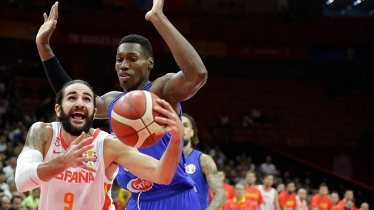 Ricky Rubio intenta entrar a canasta ante la defensa de Biligha Ricky Rubio intenta entrar a canasta ante la defensa de Biligha