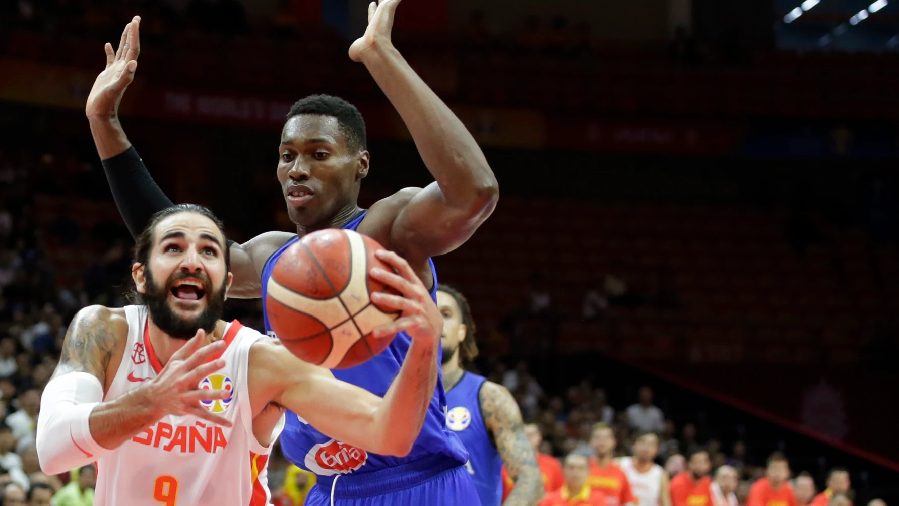 Ricky Rubio intenta entrar a canasta ante la defensa de Biligha