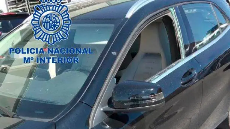 Fotografía del coche donde se encontraba la menor Fotografía del coche donde se encontraba la menor