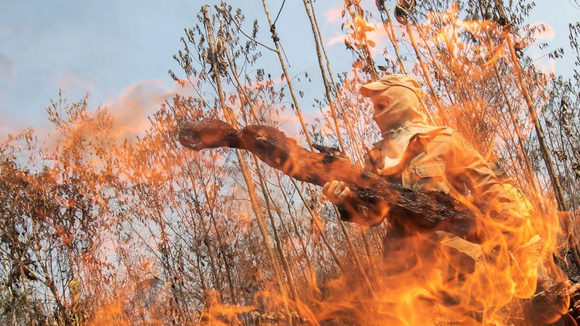 Un bombero tras las llamas cerca de Porto Velho (Brasil)