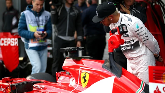Hamilton observa el Ferrari Hamilton observa el Ferrari