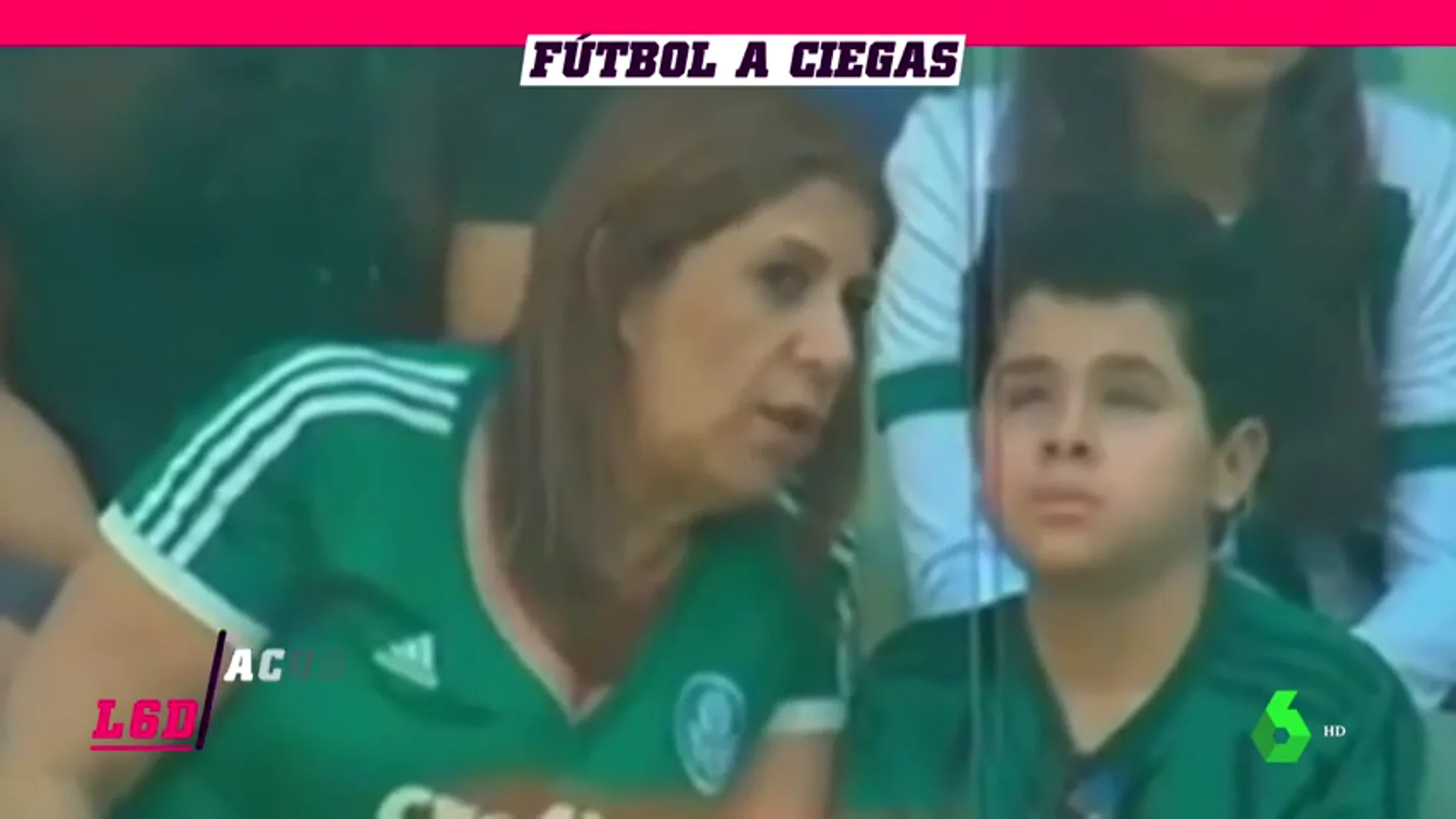 La FIFA nomina como 'Mejor Hincha del Año' a la madre que narra a su hijo ciego los partidos del Palmeiras 