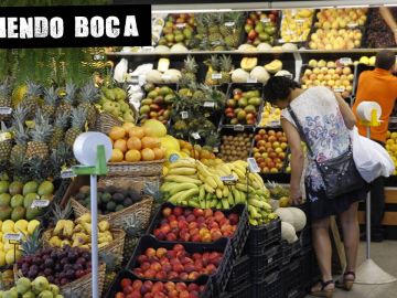 Un mujer hace la compra en una frutería Un mujer hace la compra en una frutería