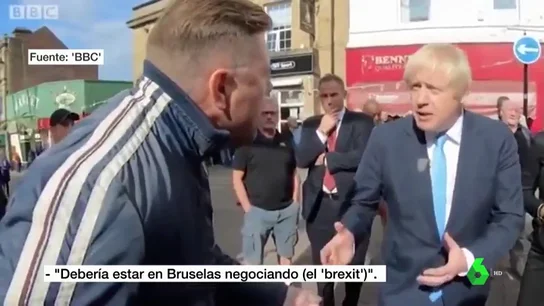Increpan a Boris Johnson en plena calle por la suspensión del Parlamento: "Váyase de mi ciudad" Increpan a Boris Johnson en plena calle por la suspensión del Parlamento: "Váyase de mi ciudad"