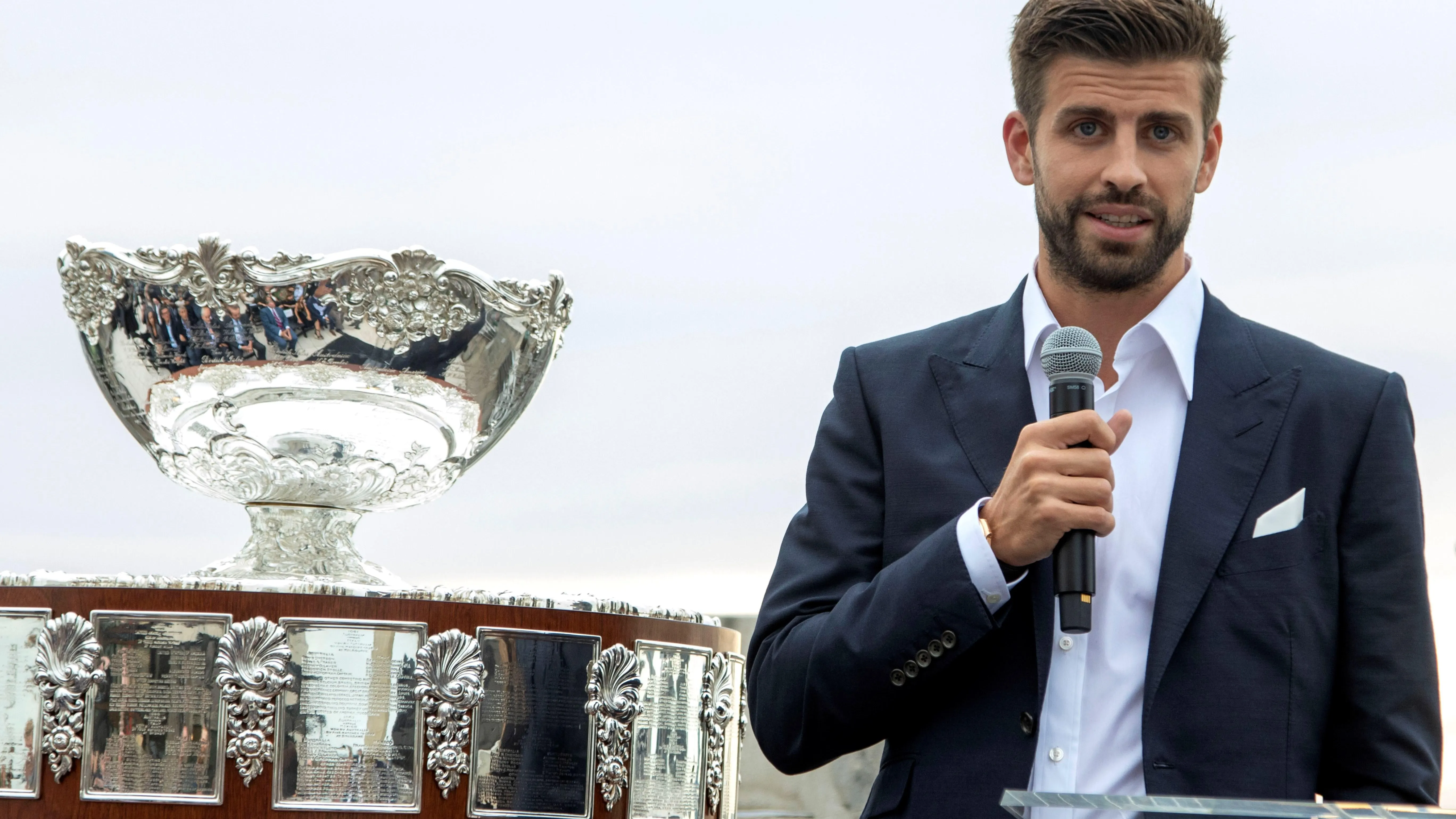 Gerard Piqué, junto a la Copa Davis