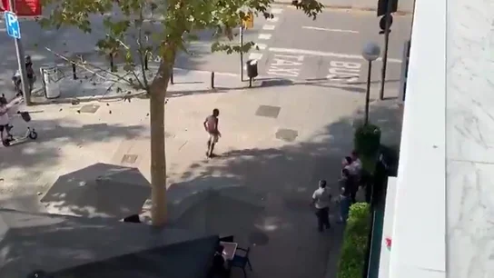 Intentan apuñalar a un turista para robarle la maleta en una calle de Barcelona Intentan apuñalar a un turista para robarle la maleta en una calle de Barcelona