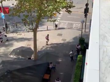 Intentan apuñalar a un turista para robarle la maleta en una calle de Barcelona Intentan apuñalar a un turista para robarle la maleta en una calle de Barcelona