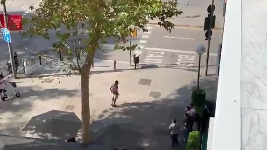 Intentan apuñalar a un turista para robarle la maleta en una calle de Barcelona