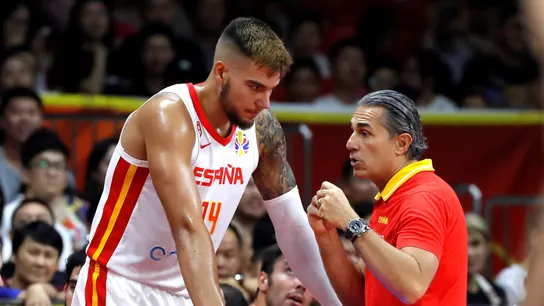 Willy Hernangómez escucha con atención a Sergio Scariolo Willy Hernangómez escucha con atención a Sergio Scariolo