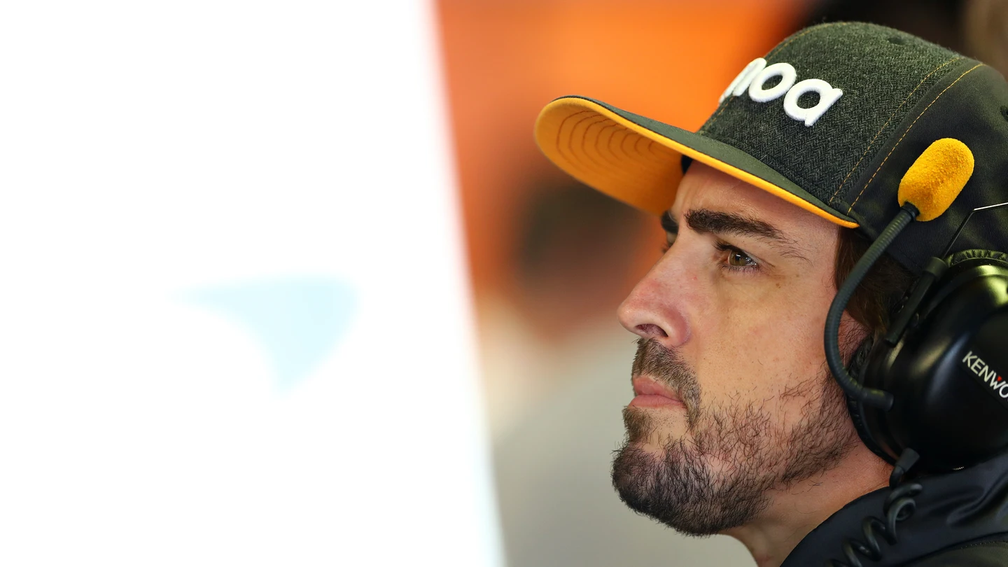 Fernando Alonso, en el box de McLaren Fernando Alonso, en el box de McLaren