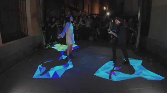 Amaral avanza su nuevo disco con un concierto en plena calle de Madrid Amaral avanza su nuevo disco con un concierto en plena calle de Madrid