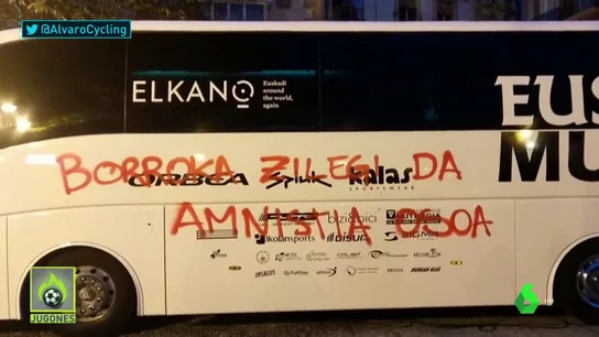Aparecen pintadas con mensajes a favor de los presos de ETA en los autobuses y los coches de dos equipos de la Vuelta Aparecen pintadas con mensajes a favor de los presos de ETA en los autobuses y los coches de dos equipos de la Vuelta