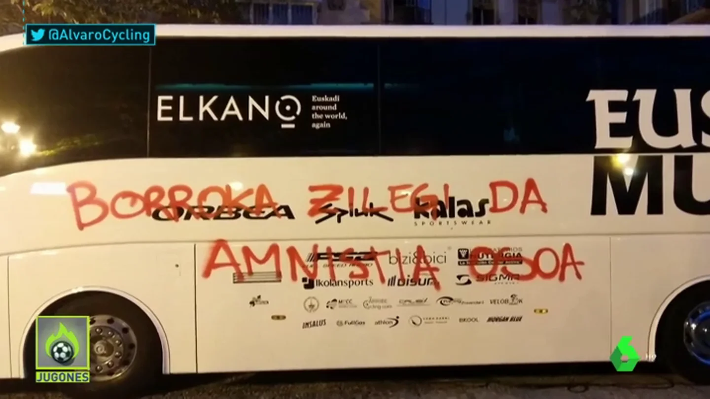 Aparecen pintadas con mensajes a favor de los presos de ETA en los autobuses y los coches de dos equipos de la Vuelta Aparecen pintadas con mensajes a favor de los presos de ETA en los autobuses y los coches de dos equipos de la Vuelta