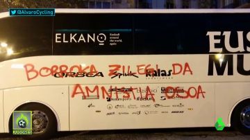 Aparecen pintadas con mensajes a favor de los presos de ETA en los autobuses y los coches de dos equipos de la Vuelta