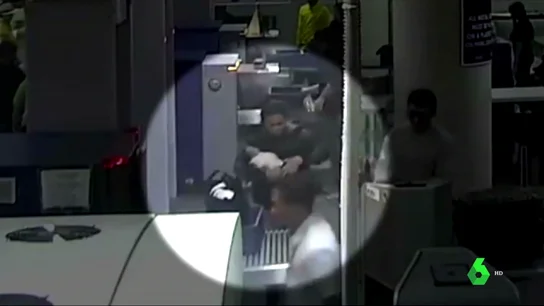 Detienen a una mujer en un aeropuerto de Filipinas por viajar con un bebé escondido en su bolso Detienen a una mujer en un aeropuerto de Filipinas por viajar con un bebé escondido en su bolso