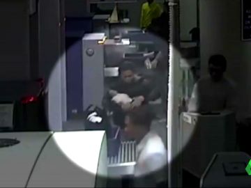 Detienen a una mujer en un aeropuerto de Filipinas por viajar con un bebé escondido en su bolso Detienen a una mujer en un aeropuerto de Filipinas por viajar con un bebé escondido en su bolso