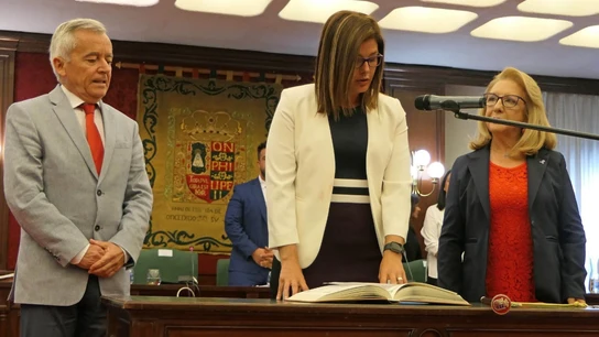 En el centro Noelia Posse, alcaldesa de Móstoles En el centro Noelia Posse, alcaldesa de Móstoles