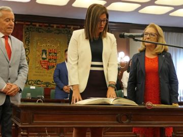 En el centro Noelia Posse, alcaldesa de Móstoles En el centro Noelia Posse, alcaldesa de Móstoles