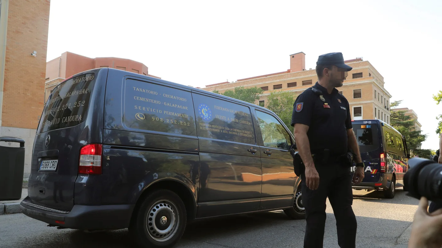 El coche fúnebre que transporta el cuerpo de la exesquiadora y medallista olímpica Blanca Fernández Ochoa El coche fúnebre que transporta el cuerpo de la exesquiadora y medallista olímpica Blanca Fernández Ochoa