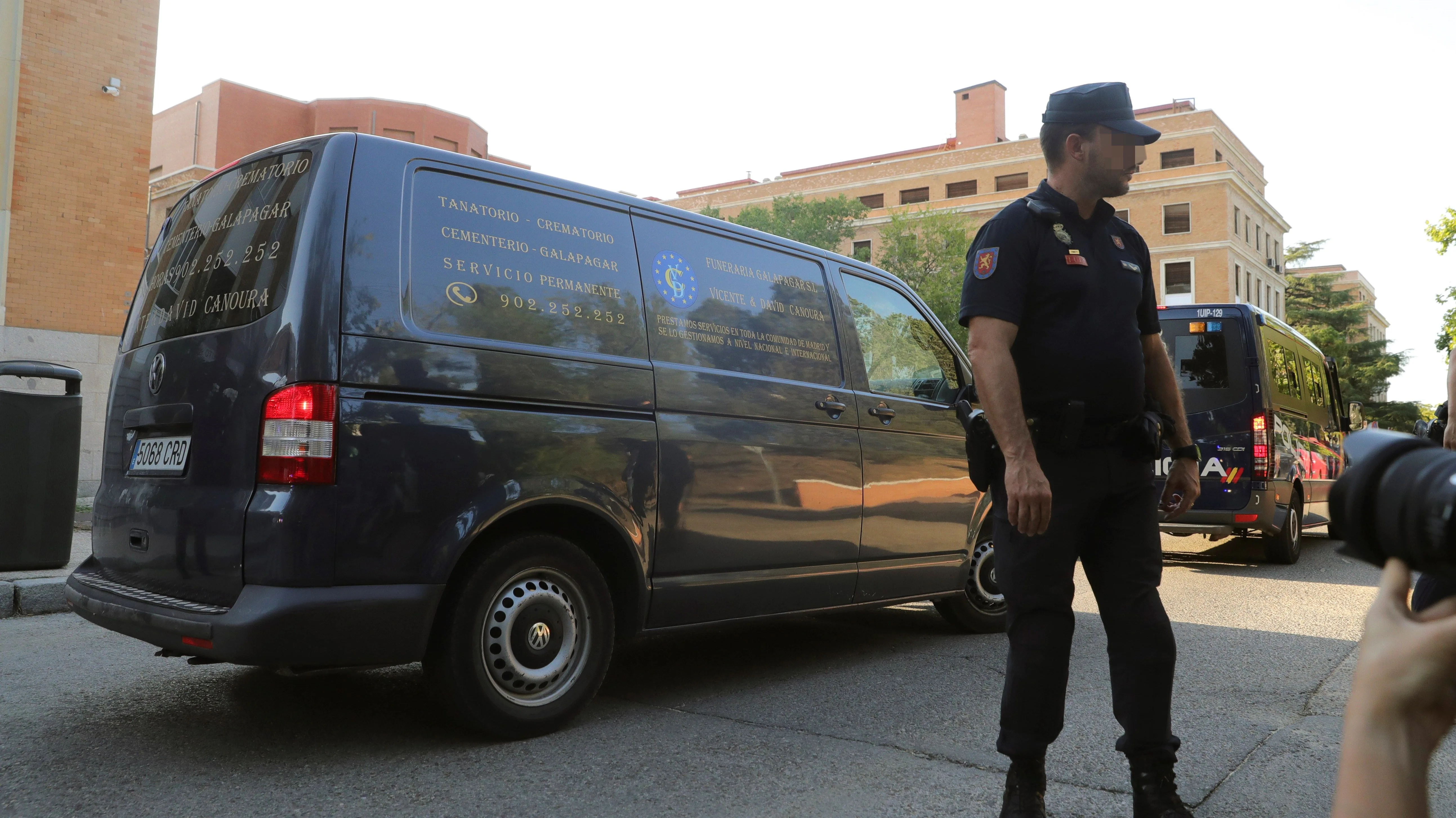 El coche fúnebre que transporta el cuerpo de la exesquiadora y medallista olímpica Blanca Fernández Ochoa