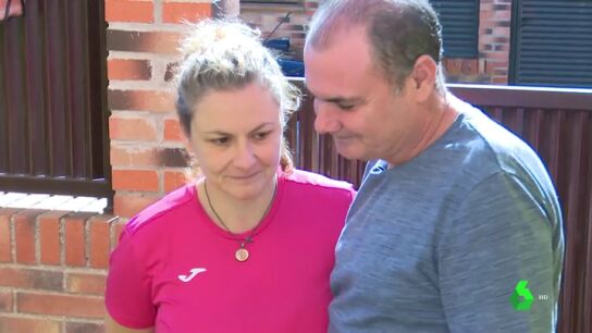 Un hombre con su mujer, que padece Alzheimer gen&eacute;tico