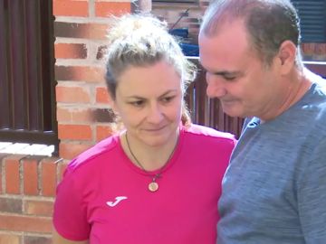 Un hombre con su mujer, que padece Alzheimer genético Un hombre con su mujer, que padece Alzheimer genético