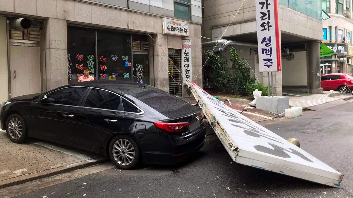 Daños a causa del tifón Lingling en Corea del Sur Daños a causa del tifón Lingling en Corea del Sur
